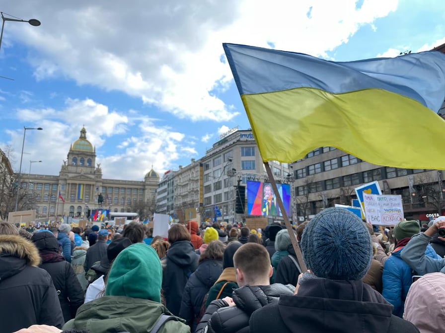Tisíce ľudí sa zišli v Prahe na podporu Ukrajiny, sú medzi nimi aj rodáci z Nitry (foto)
