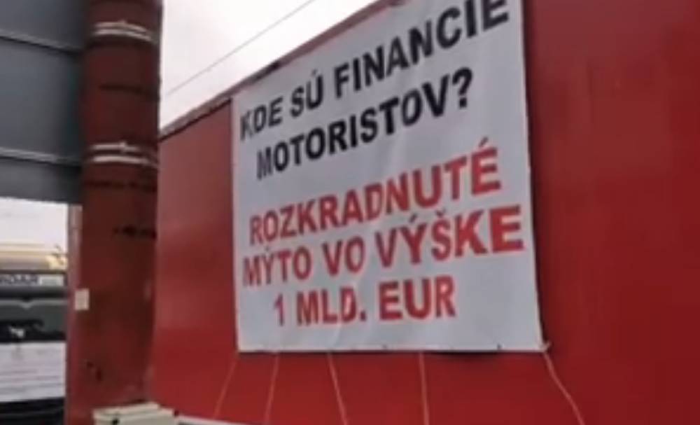 Protestujúci autodopravcovia smerujú z Bratislavy k hraničnému priechodu Kúty