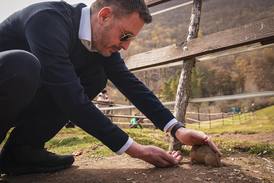 Slovenský premiér dnes kŕmil sysle. Neodolal ani tejto tradičnej pochúťke!