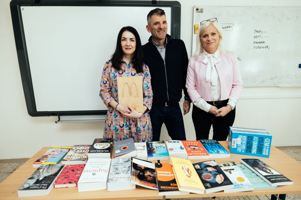 Nitrianska škola dostala anglické knihy: Aj takto vyzerá podpora výučby cudzieho jazyka