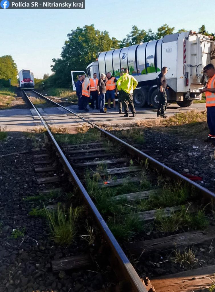 V Ivanke pri Nitre sa zrazil vlak s nákladným autom