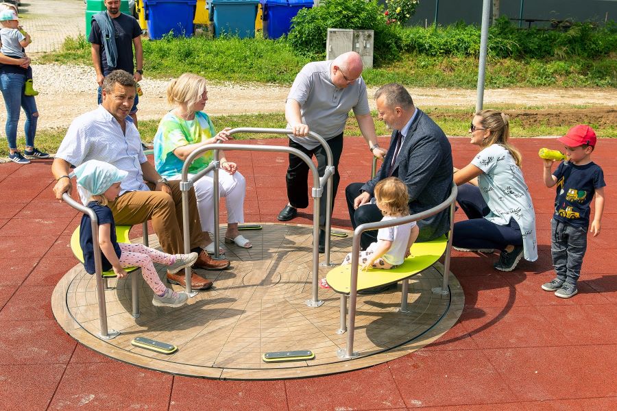 Minister Krajniak v Golianove: Deti dostali mimoriadne atraktívne ihrisko (foto)
