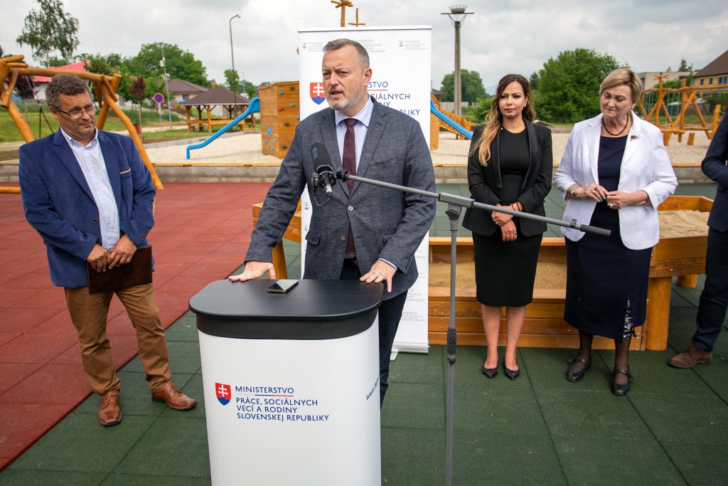 Minister Krajniak v Golianove: Deti dostali mimoriadne atraktívne ihrisko (foto)