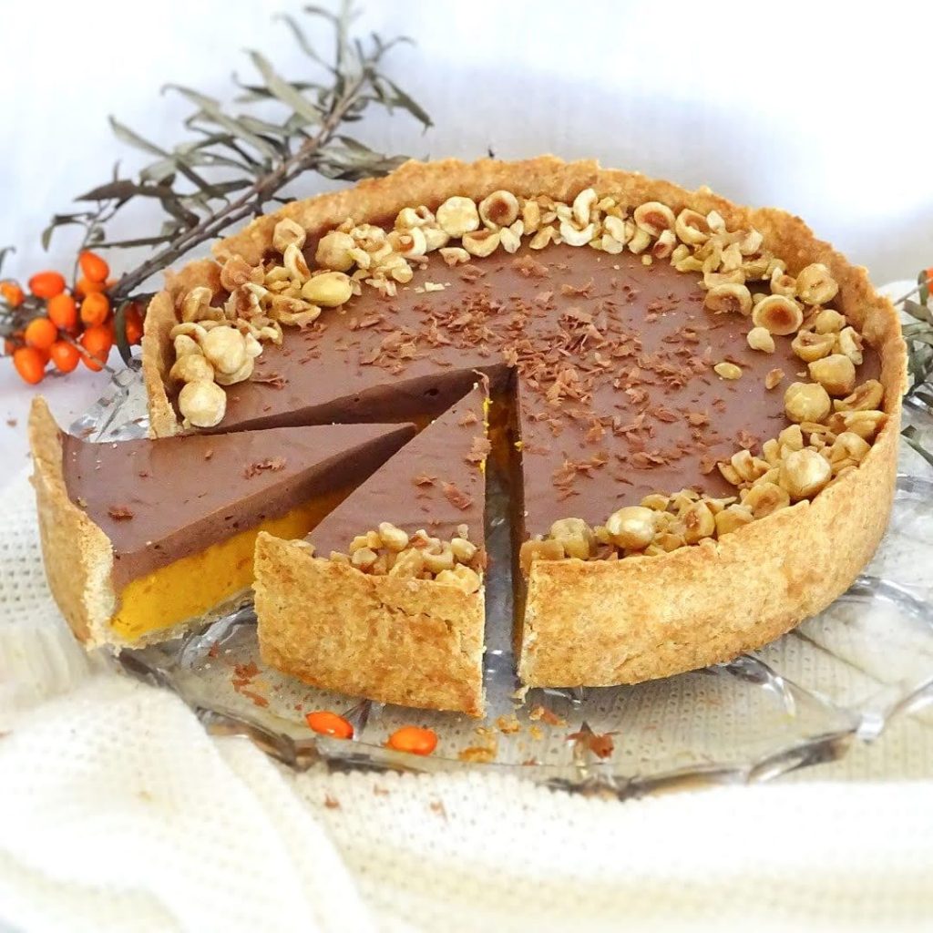Netradičná jesenná pochúťka: Tekvicový tart s čokoládou a karamelom