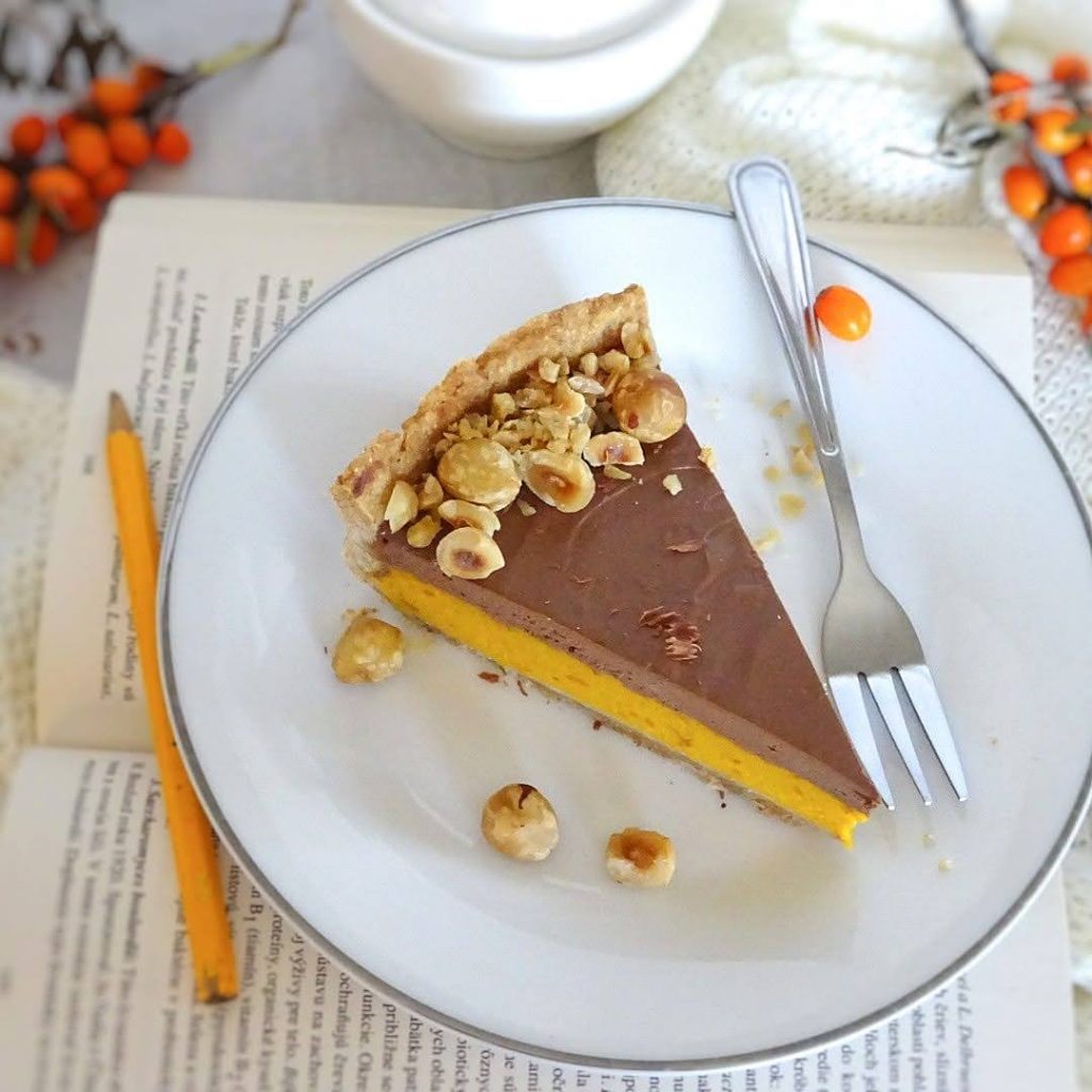 Netradičná jesenná pochúťka: Tekvicový tart s čokoládou a karamelom