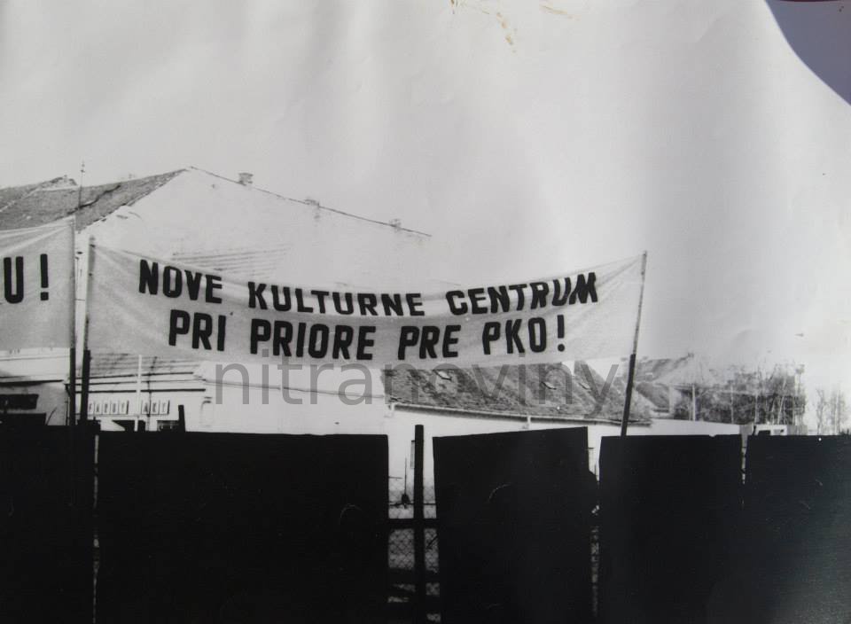 17. november: Aj v NITRE sme si sľúbili lásku. Prišiel Dubček, Havel aj Mečiar (FOTO)