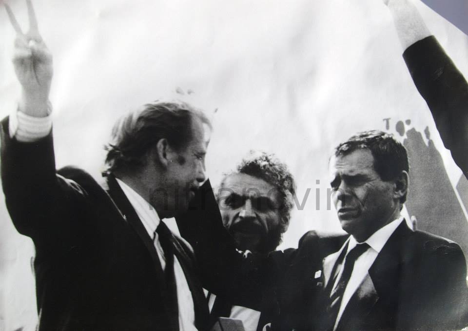 17. november: Aj v NITRE sme si sľúbili lásku. Prišiel Dubček, Havel aj Mečiar (FOTO)