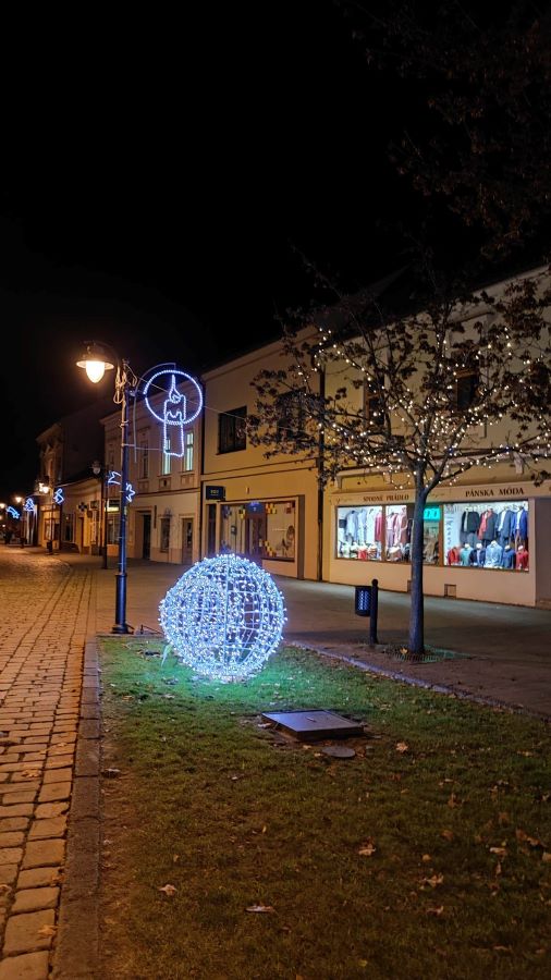 Vianočnú náladu v Topoľčanoch cítiť na každom kroku (foto)
