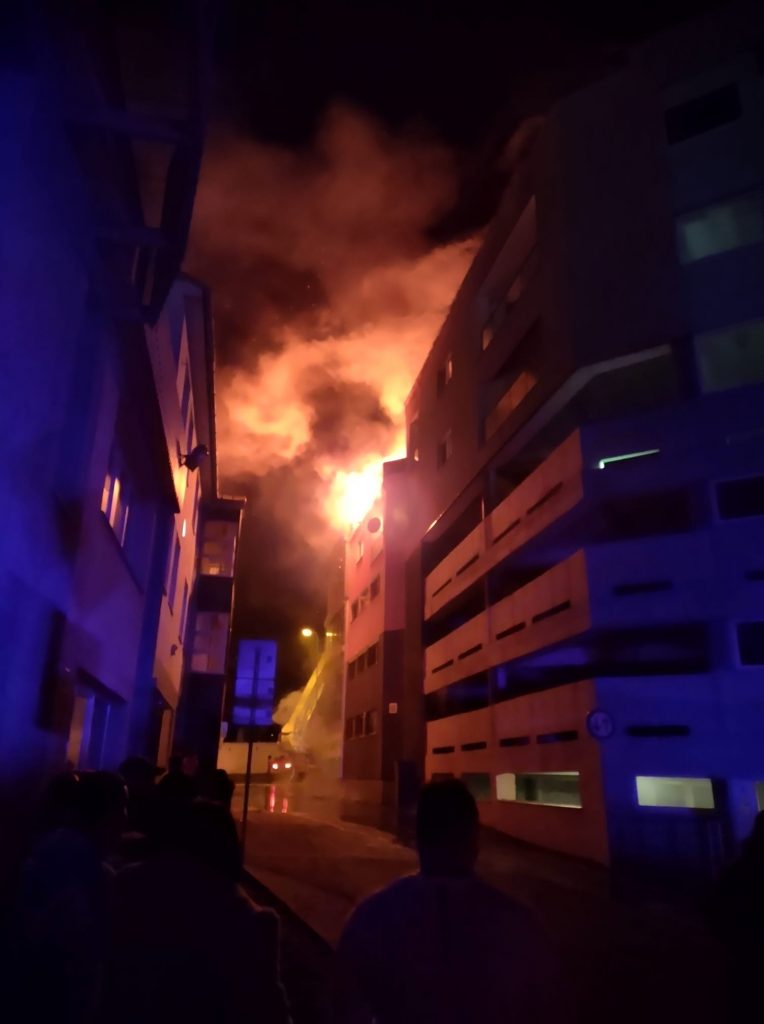 Novoročná Nitra v plameňoch, desiatky ľudí museli evakuovať