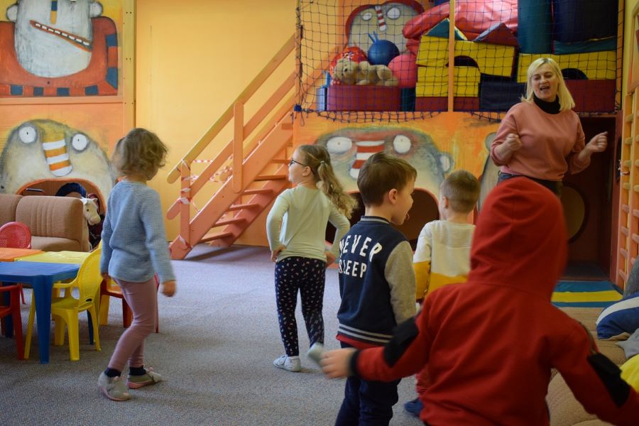 NITRA: Centrum pre deti ukrajinských utečencov pokračuje aj vďaka Jaguar Land Rover Slovakia