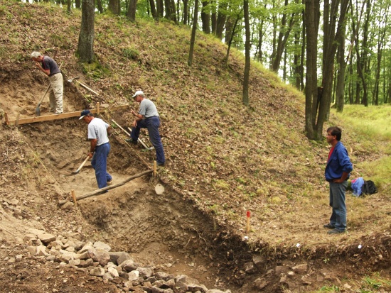 Archeológovia skúmali SLOVANSKÉ mohyly v BOJNEJ aj veľké pohrebisko v RADOŠINEJ