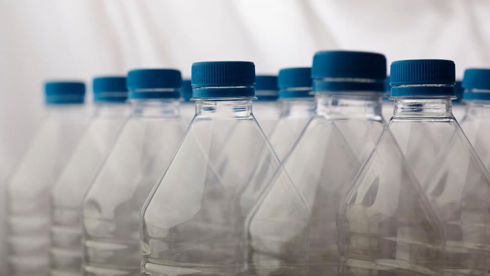 Tomáš Taraba: Recyklačná spoločnosť, čo sa tvári, že zálohuje plastové fľaše, v skutočnosti rozhoduje o tom, kto bude a kto nebude na Slovensku predávať nápoje