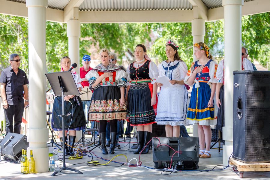 Slováci v USA si pripomenuli históriu a kultúrne dedičstvo v národných krojoch