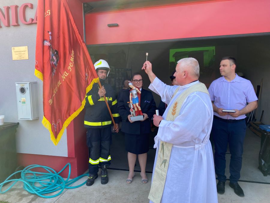 Jasovským hasičom velí ŽENA: Zrenovovanú zbrojnicu im pokrstil Martin Mňahončák