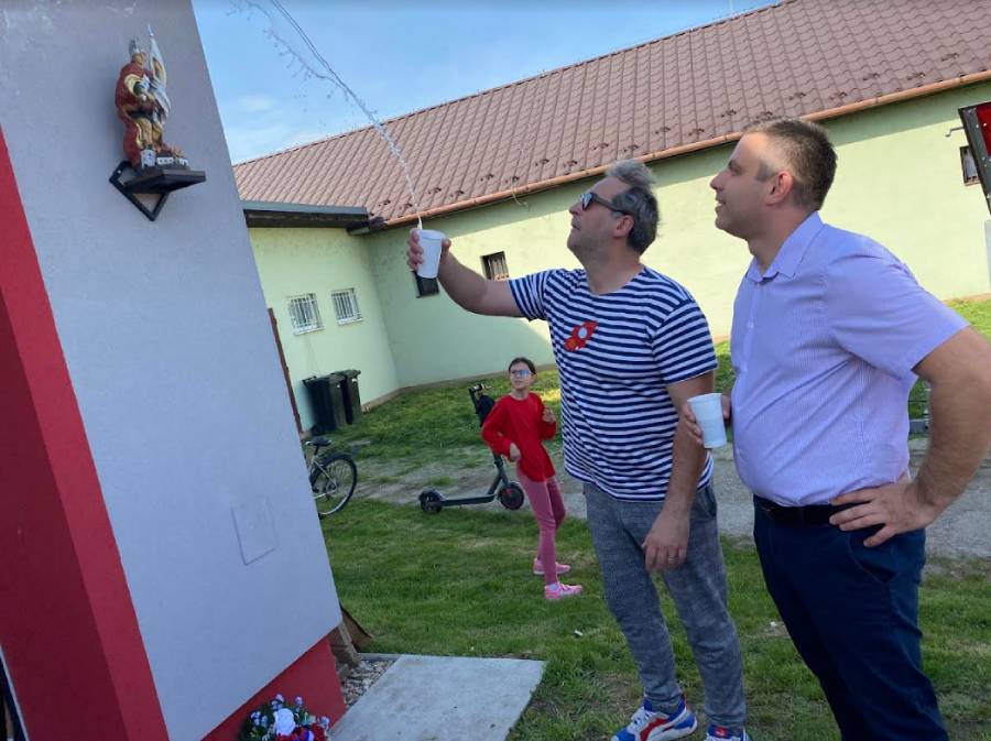 Jasovským hasičom velí ŽENA: Zrenovovanú zbrojnicu im pokrstil Martin Mňahončák