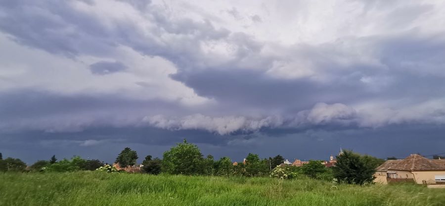 Výčiny počasia nad Vinodolom a Dvormi nad Žitavou (foto)