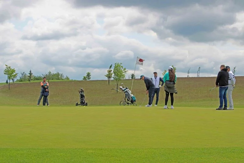 RED OAK Golf Club: Táto hra si vyžaduje koncentráciu, trpezlivosť a schopnosť myslieť i konať strategicky