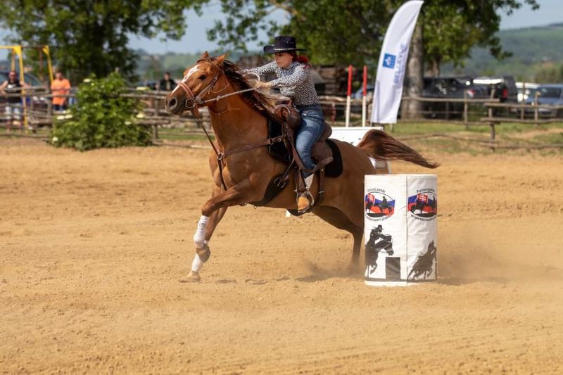 Westernová jazdkyňa Dominika: Cesta za rýchlosťou, koňmi a úspechom