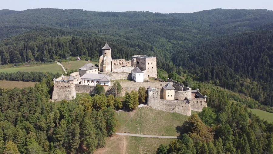 Parádna atrakcia: Pri krásnom hrade Stará Ľubovňa vyrástlo atraktívne bludisko, najväčšie v strednej Európe!