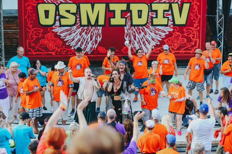 Benefičný koncert Osmidiv rozveselil deti v Banskej Štiavnici